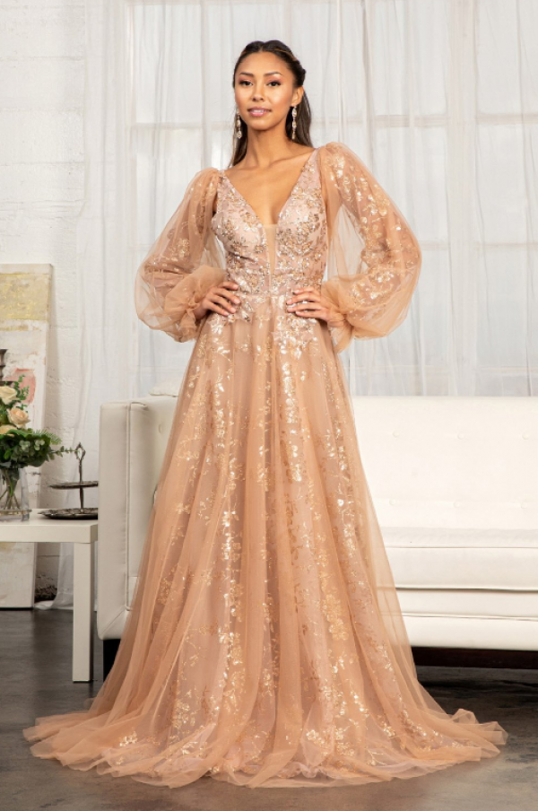 Gaun dengan lengan panjang berbahan transparan dan hiasan payet